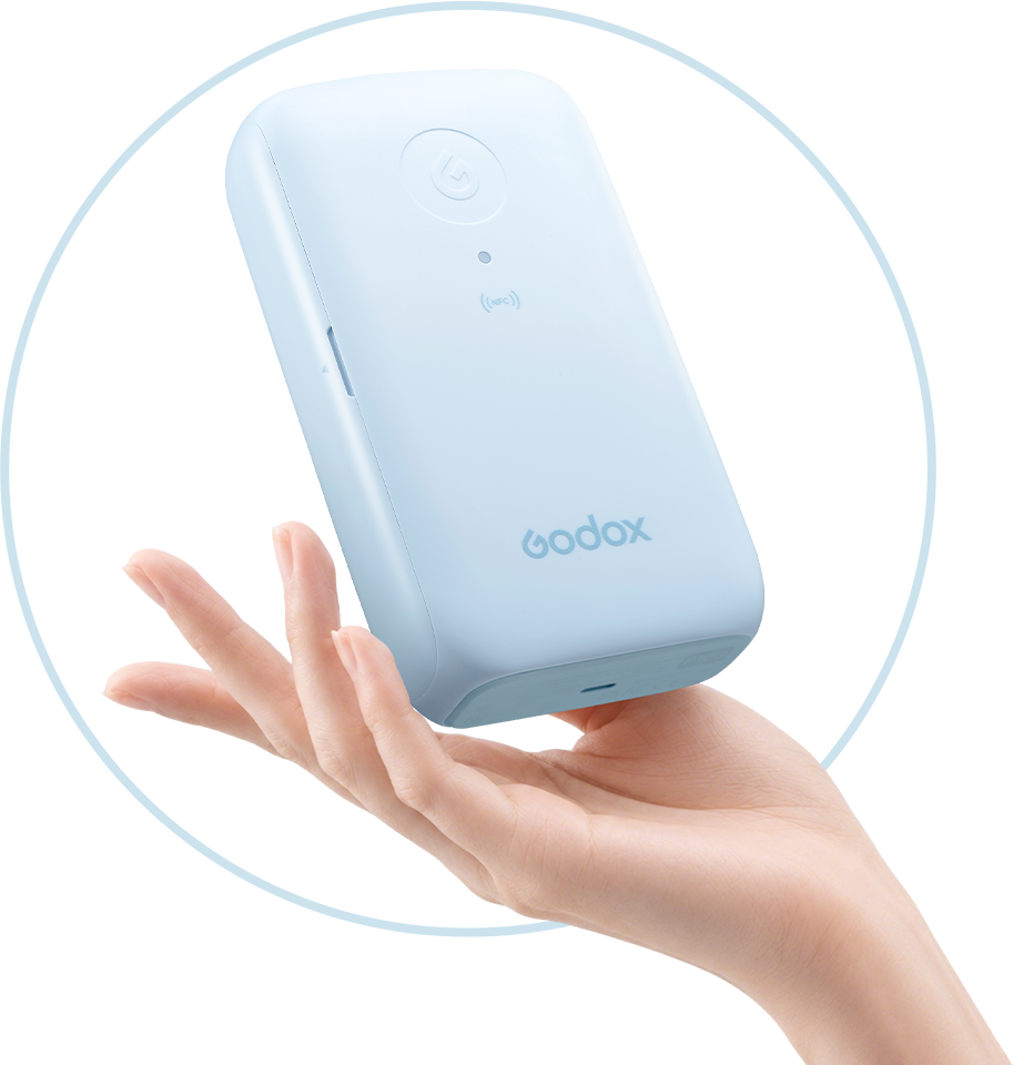 Принтер Godox P100 на ладони
